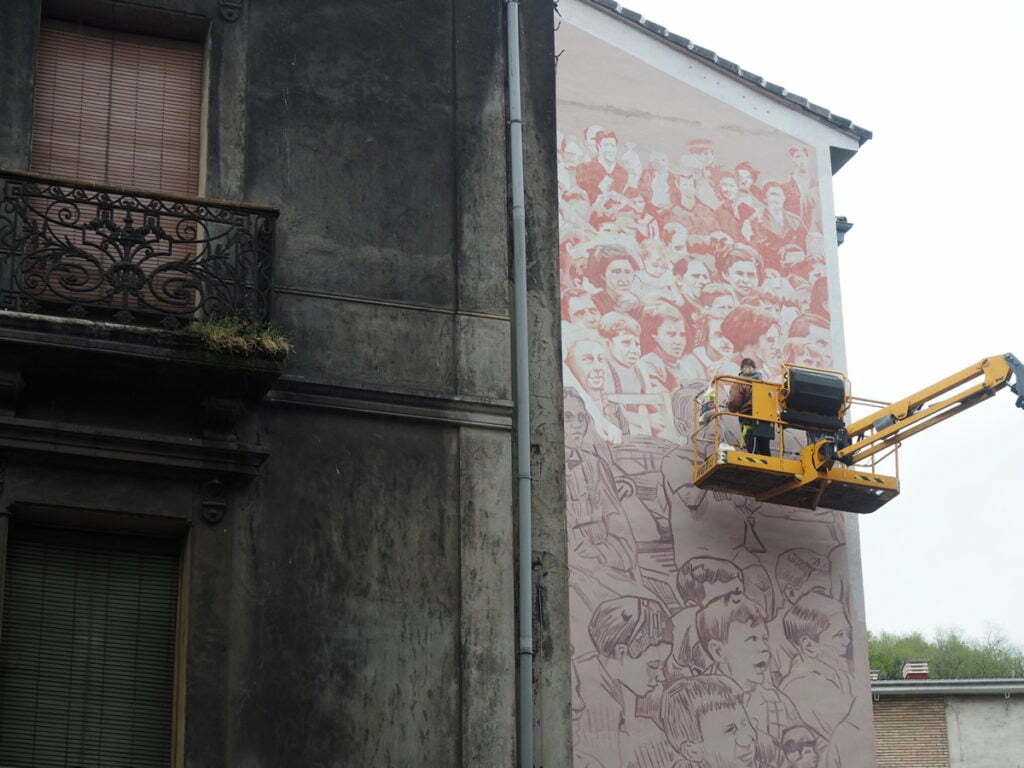 Dúo Amazonas trabajando en el mural contextualizado de mieres